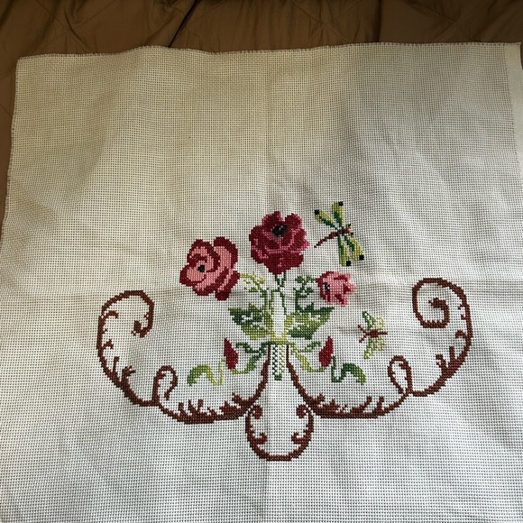 piece of embroidery, flowers can be framed 18x18 - Picture 3 of 5
